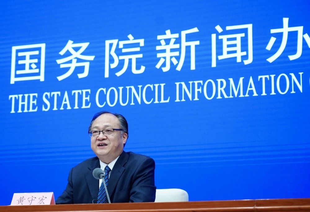 5月22日，國務院新聞辦邀請政府工作報告起草組負責人、國務院研究室主任黃守宏解讀政府工作報告有關情況。新華社記者　陳建力　攝