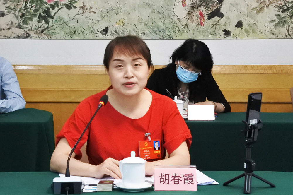 5月23日，全國人大代表胡春霞在參加分組審議政府工作報告時發(fā)言。新華社記者　吳雨　攝